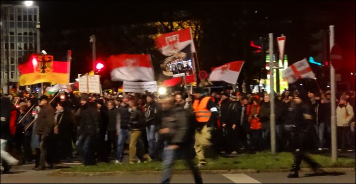 Ακροδεξιοί σκαρφάλωσαν στην Πύλη του Βρανδεμβούργου για να διαμαρτυρηθούν κατά των προσφύγων