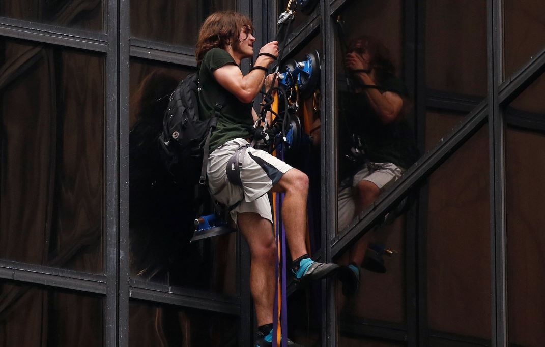 Η επικίνδυνη αναρρίχηση νεαρού άνδρα με βεντούζες στον πύργο του Τραμπ – ΦΩΤΟ