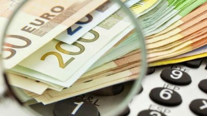 Η εφορία στήνει «ενέδρες» έξω από επιχειρήσεις