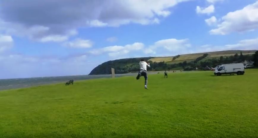 Ο χαρταετός τον… πήρε και τον σήκωσε – ΒΙΝΤΕΟ