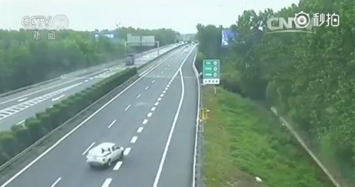 Οδηγός για… Όσκαρ- Έκανε όπισθεν σε αυτοκινητόδρομο – ΒΙΝΤΕΟ