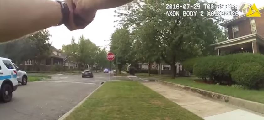 Αστυνομικοί στις ΗΠΑ πυροβολούν εν ψυχρώ άοπλο Αφροαμερικανό – ΒΙΝΤΕΟ