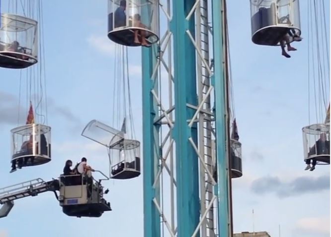 Τρόμος σε λούνα παρκ στο Λονδίνο – Κρέμονταν 20 μέτρα από το έδαφος – ΒΙΝΤΕΟ