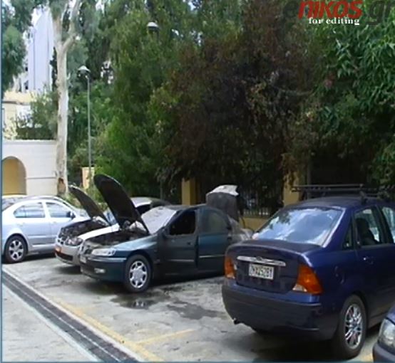 Οι κάμερες κατέγραψαν τη στιγμή της επίθεσης με μολότοφ στη Ιερά Σύνοδο – ΒΙΝΤΕΟ