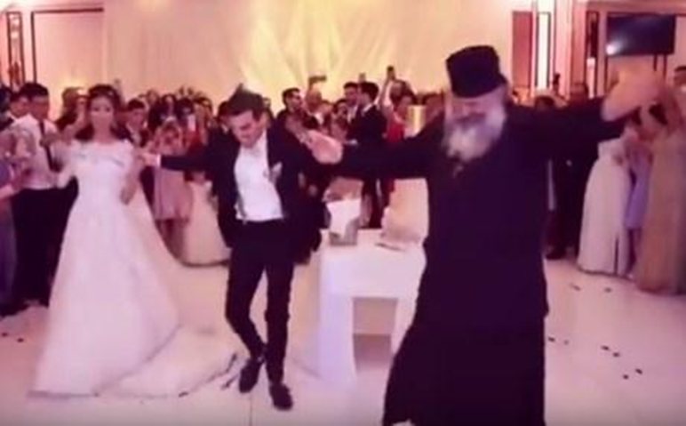 Ο παπάς ξεσήκωσε τους πάντες σε ελληνικό γάμο στο Μπέρμιγχαμ – ΒΙΝΤΕΟ