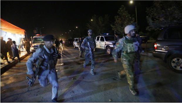 Παγιδευμένοι φοιτητές στο Αμερικανικό Πανεπιστήμιο της Καμπούλ – ΦΩΤΟ