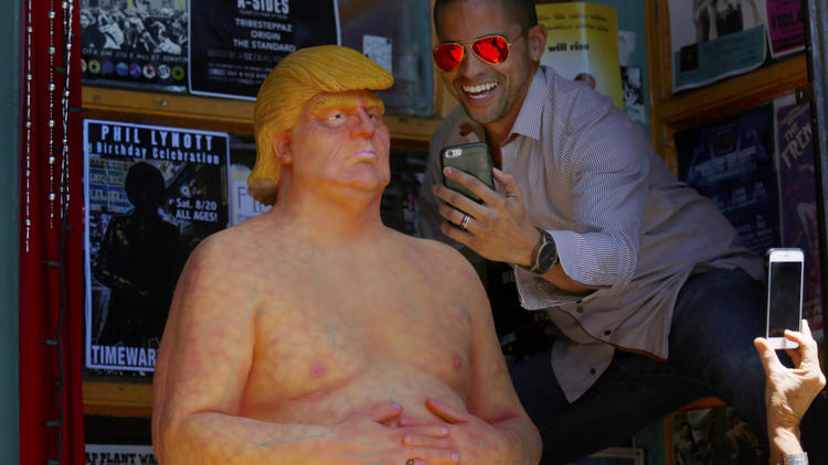 Μία selfie με τον γυμνό Τραμπ – ΦΩΤΟ