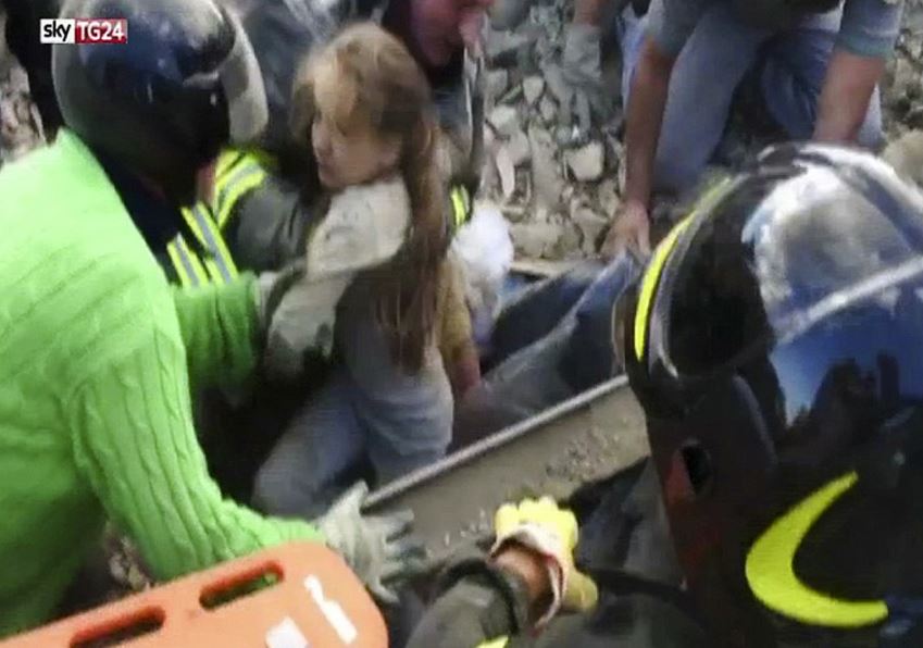 Ιταλία: Μετά από δεκαεπτά ώρες απεγκλωβίστηκε ζωντανό ένα 10χρονο κοριτσάκι – ΒΙΝΤΕΟ