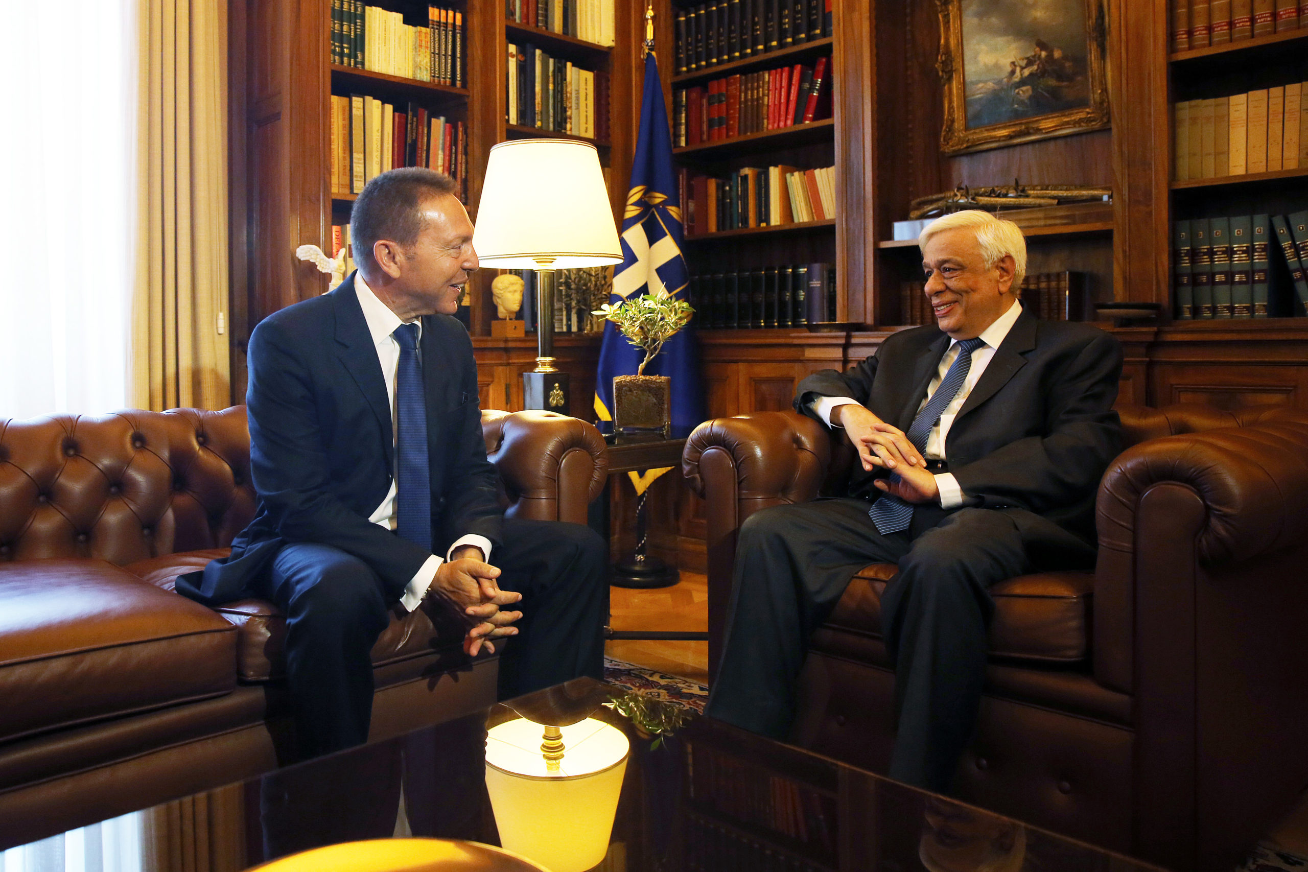 Ο Παυλόπουλος στον Στουρνάρα: Πρέπει να στηριχθεί η Ευρωπαϊκή Κεντρική Τράπεζα