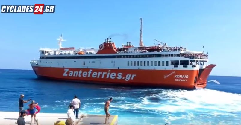 Έτσι αποχαιρετούν στη Σίκινο τα πλοία που φεύγουν – ΒΙΝΤΕΟ