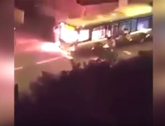 Νεαροί στο Παρίσι έκαψαν λεωφορείο – Φώναζαν “Allahu Akbar” – ΒΙΝΤΕΟ