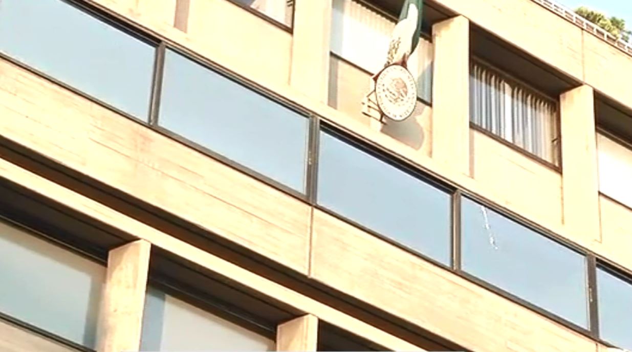 Ψάχνουν τη σφαίρα που τρύπησε την γυάλινη πρόσοψη του κτιρίου στο Κολωνάκι – ΦΩΤΟ