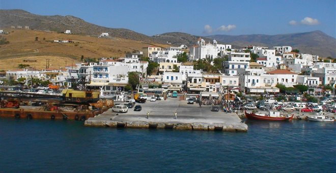 Άνδρος – Σώα η 65χρονη που έπεσε με το αυτοκίνητό της στο λιμάνι