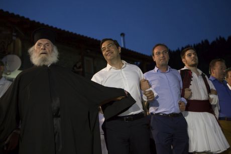 Ο παπάς θείος του Τσίπρα: Ας μου έκοψε τη σύνταξη, εγώ τον αγαπώ