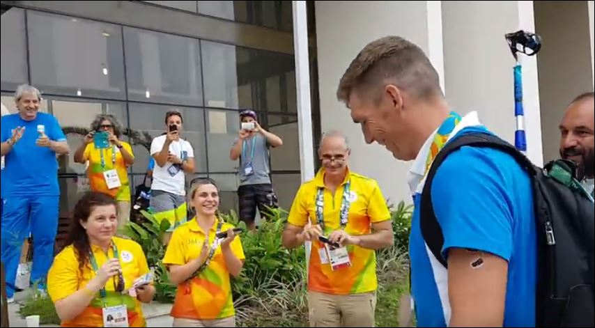 Η θερμή υποδοχή του «αργυρού» Γιαννιώτη στο Ολυμπιακό χωριό – ΒΙΝΤΕΟ