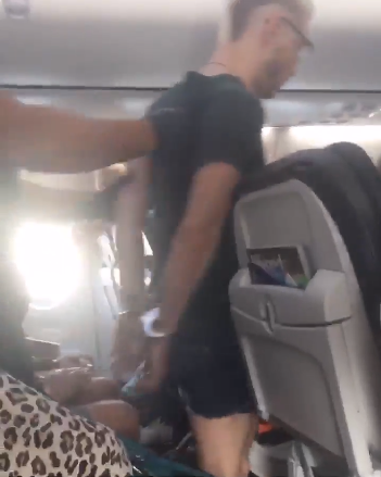 Eπιχείρησε να ανοίξει την πόρτα του αεροπλάνου στον… αέρα – ΒΙΝΤΕΟ