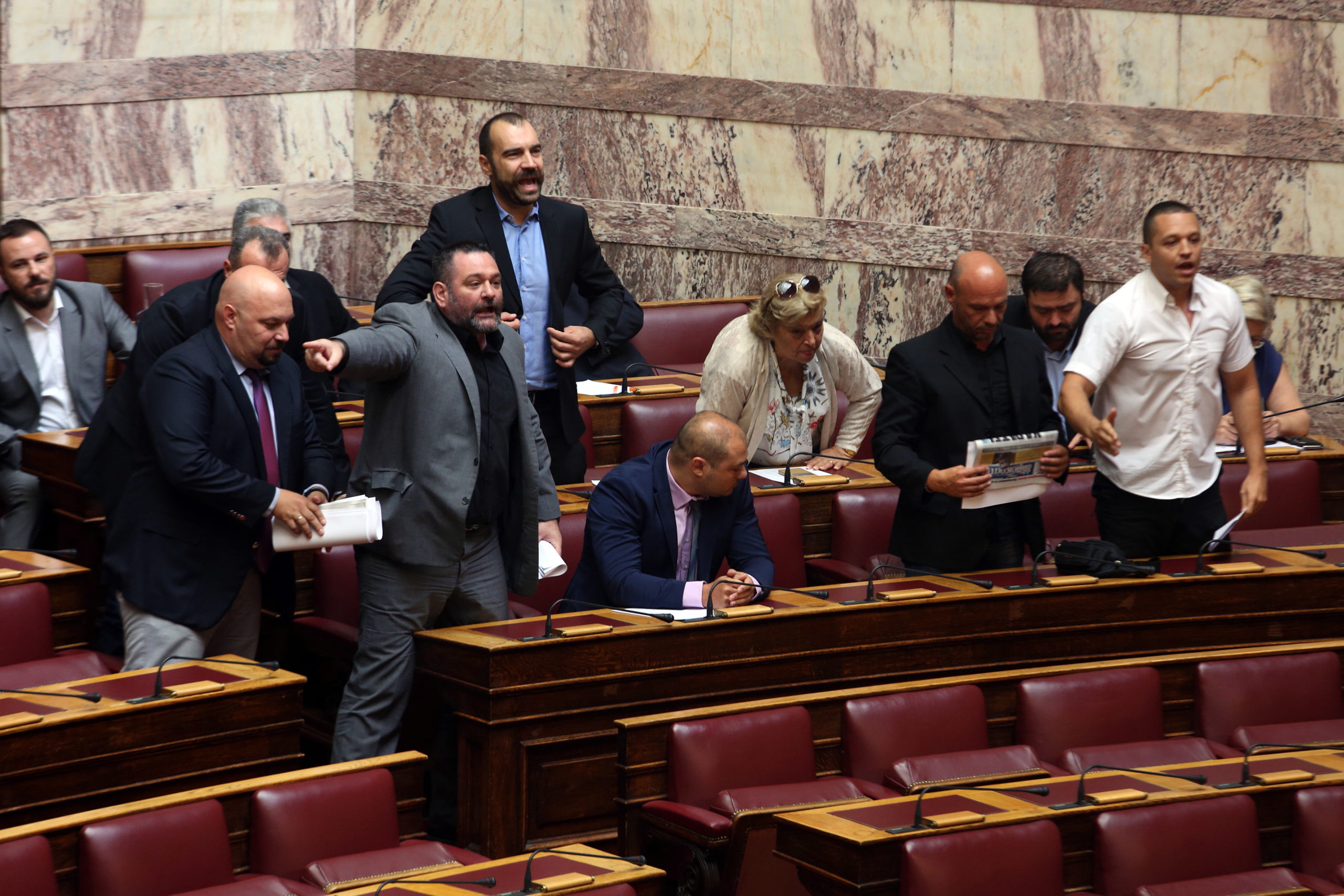 Επεισόδιο της Χρυσής Αυγής στη βουλή – Επιτέθηκαν σε μουσουλμάνο βουλευτή του ΣΥΡΙΖΑ – ΒΙΝΤΕΟ