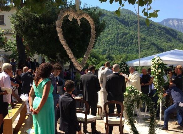 Αψήφησαν τον φονικό σεισμό και παντρεύτηκαν ανάμεσα στα χαλάσματα – ΒΙΝΤΕΟ