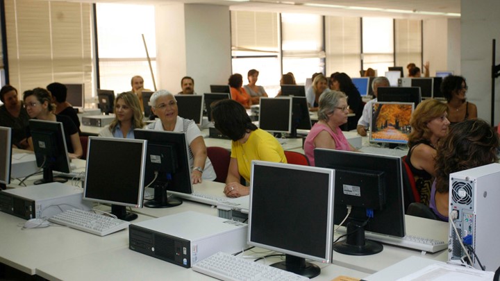 Δημόσιο: Τα μπόνους και οι παγίδες για σύνταξη από τα 55