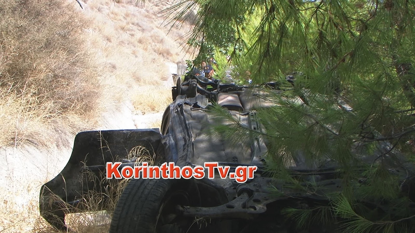 Αυτοκίνητο έπεσε σε γκρεμό στην Αθηνών – Κορίνθου – ΦΩΤΟ