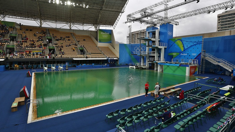 Ρίο – Αδειάζουν το πράσινο νερό από την πισίνα