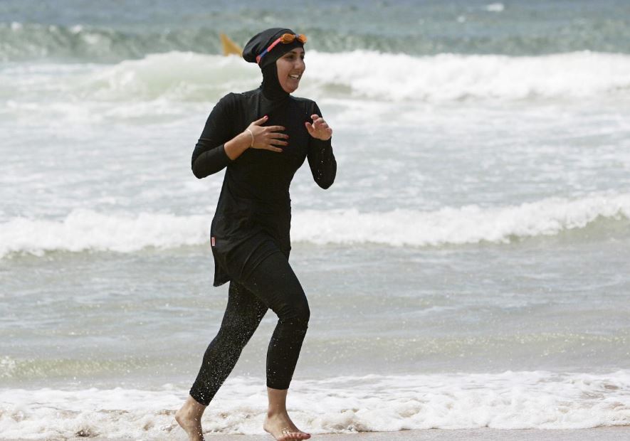 Ελέγχουν γυναίκες που φορούν μπουρκίνι στις Κάννες