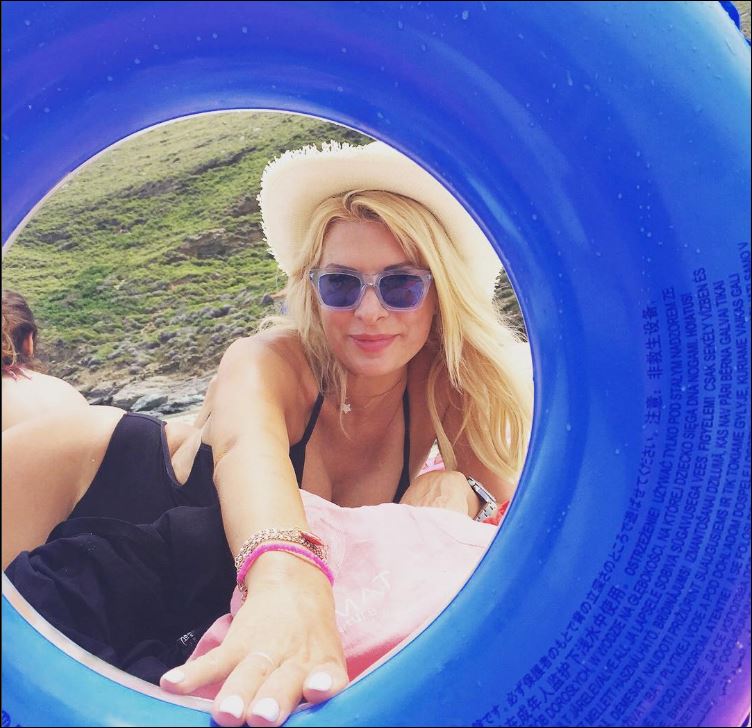 Η Μενεγάκη κάνει ηλιοθεραπεία και το Instagram παίρνει “φωτιά”