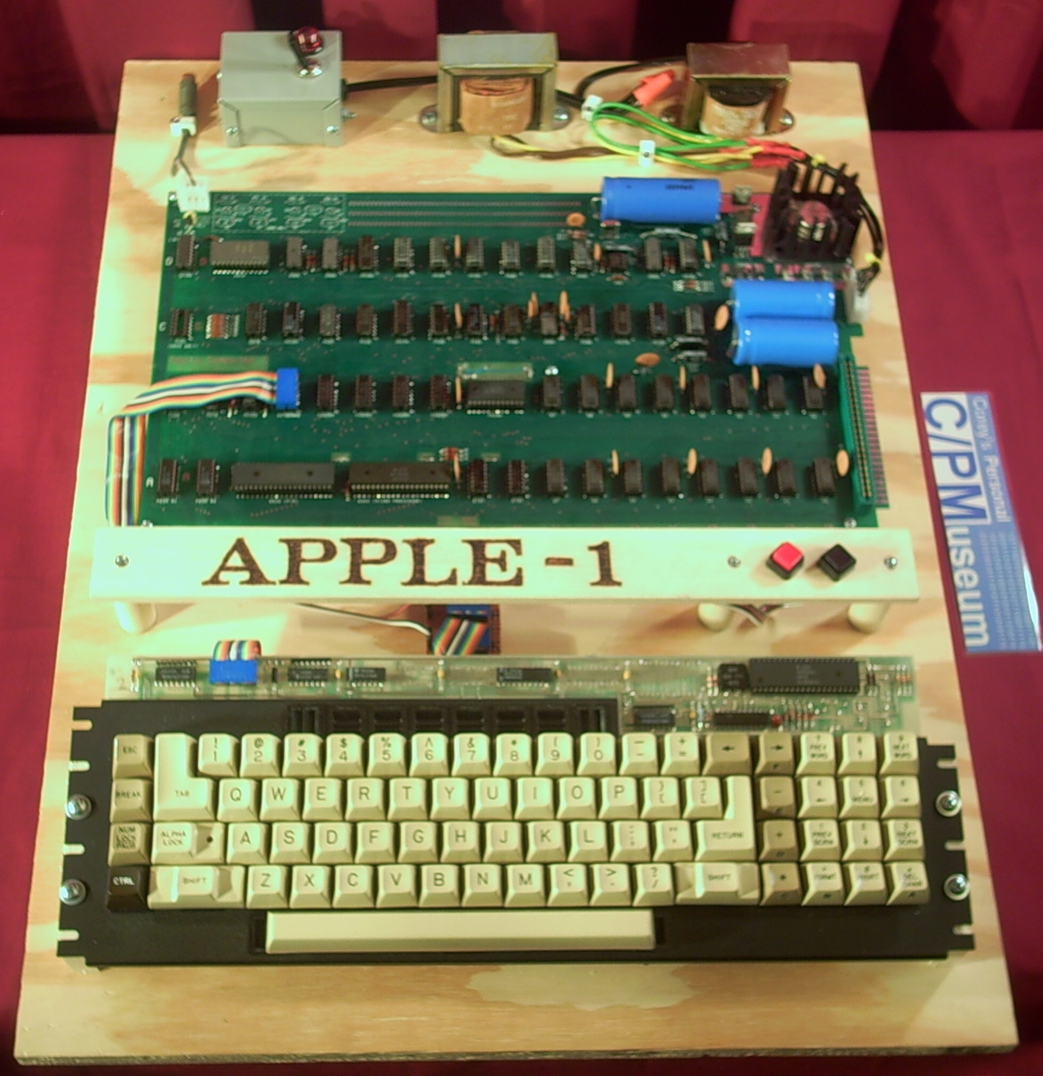 Δείτε πόσο πουλήθηκε σε δημοπρασία ο πρώτος υπολογιστής Apple
