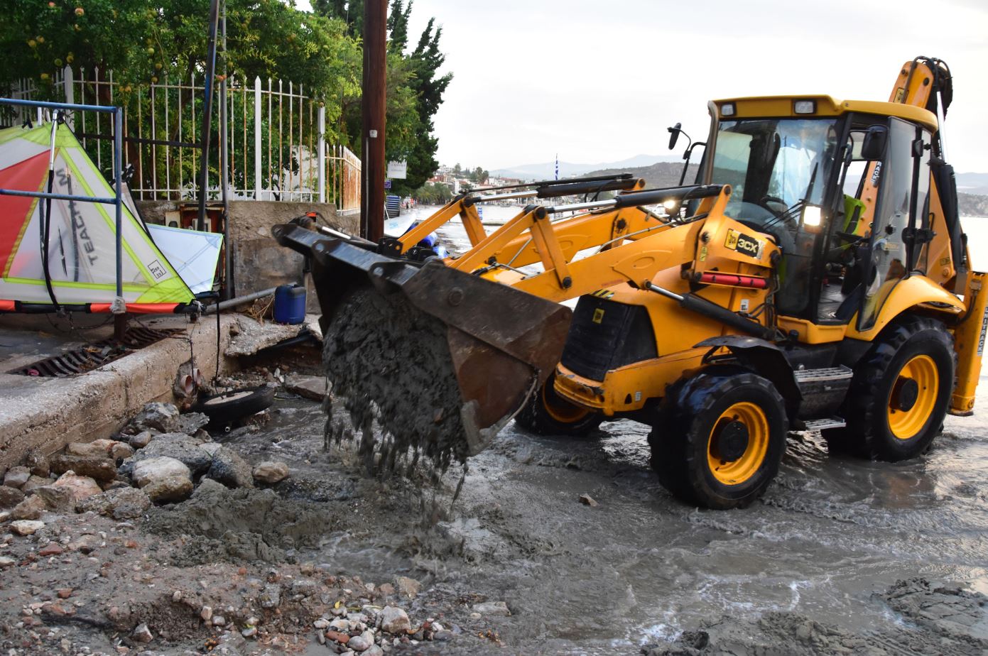 Ζημιές στην παραλία του Τολού από την καταιγίδα – ΦΩΤΟ