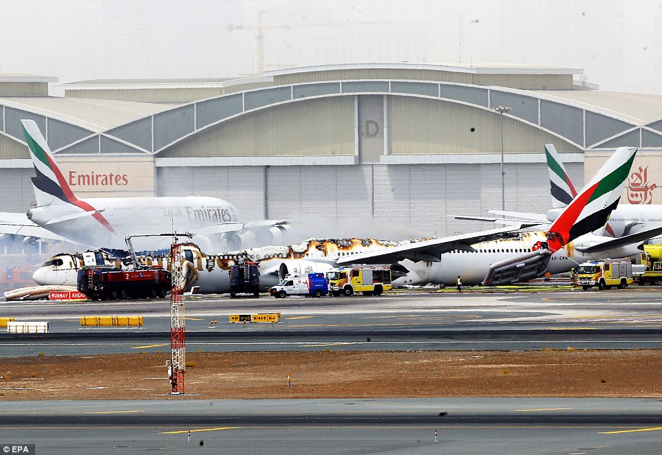 Νέες ΦΩΤΟ από το φλεγόμενο αεροσκάφος στο αεροδρόμιο του Ντουμπάι
