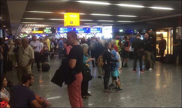 Φρανκφούρτη: Μεταφέρουν σε διαφορετικό σημείο τους επιβάτες από την Ευρώπη και τις ΗΠΑ – ΒΙΝΤΕΟ