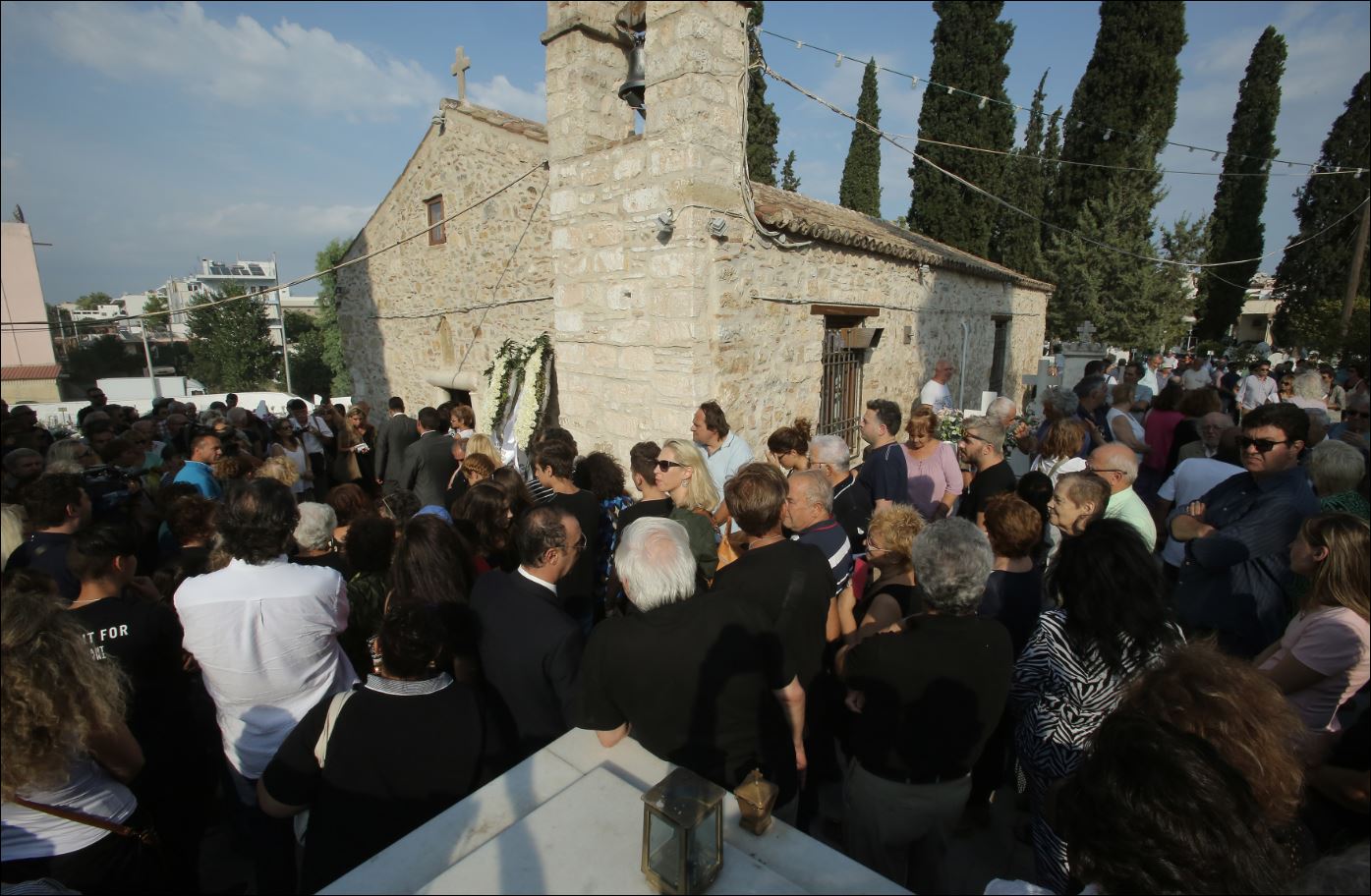 Σε κλίμα οδύνης το τελευταίο “αντίο” στον Ανδρέα Μπάρκουλη – ΦΩΤΟ