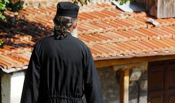 Σάλος στη Λάρισα: 52χρονος παπάς ερωτεύτηκε 15χρονη μαθήτρια