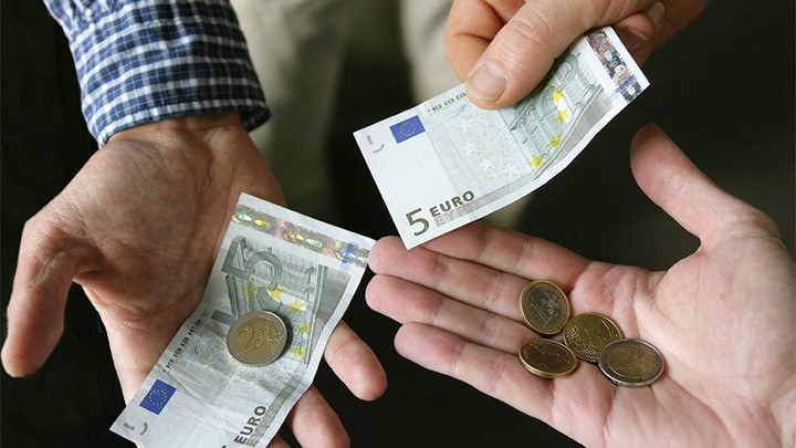 Με λιγότερα από 1.000 ευρώ αμείβονται έξι στους δέκα μισθωτούς