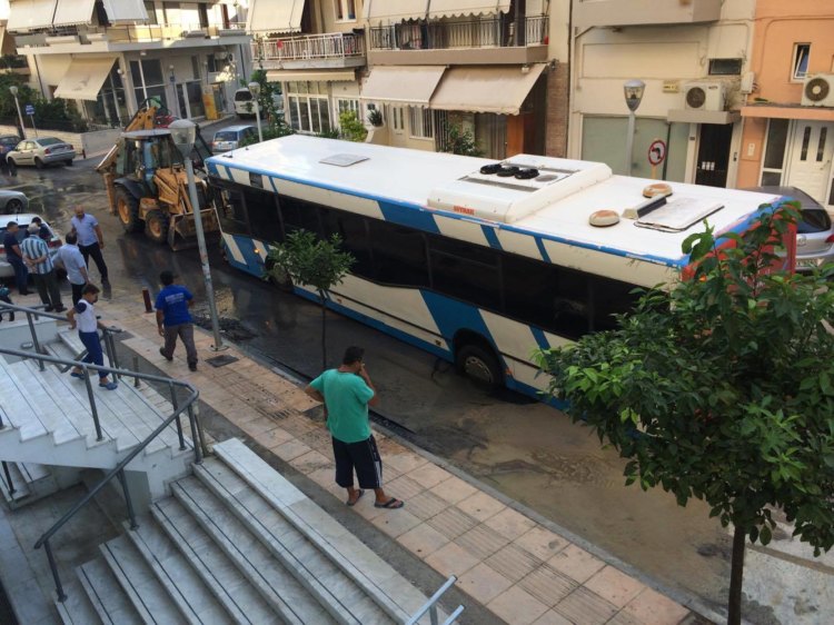 “Βούλιαξε” λεωφορείο στην Κρήτη – ΦΩΤΟ