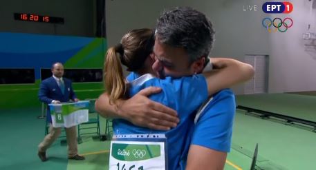 Οι αγκαλιές της «χρυσής» Άννας με τον πατέρα και προπονητή της – ΦΩΤΟ