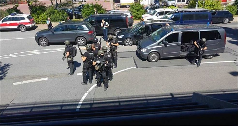 Ψυχολογικά διαταραγμένος ο ένοπλος που έχει κλειστεί σε εστιατόριο στη Γερμανία