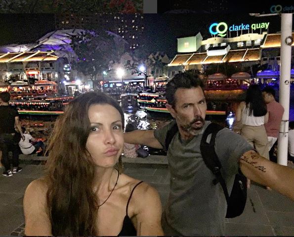 Νιόπαντρο ζευγάρι ποζάρει μέσα από την μπανιέρα- ΦΩΤΟ