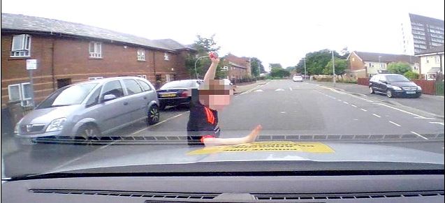 Από θαύμα σώθηκε οκτάχρονος που έπεσε πάνω σε αυτοκίνητο