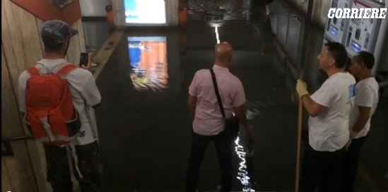 Σε πισίνες μετατράπηκαν οι σταθμοί του μετρό στη Ρώμη – ΒΙΝΤΕΟ