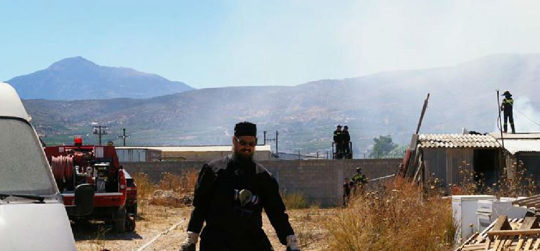 Ένας ρασοφόρος πυροσβέστης – ΦΩΤΟ