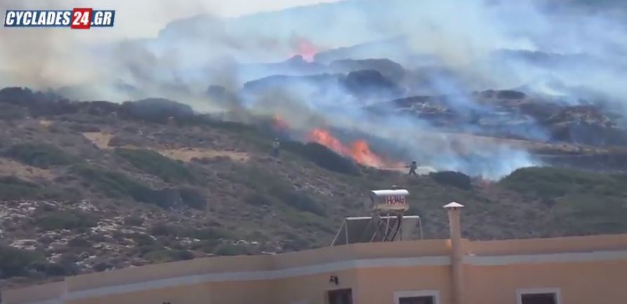 Σε εξέλιξη πυρκαγιά στη Σύρο – ΒΙΝΤΕΟ