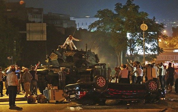 Βαρύ κατηγορητήριο για τους 8 Τούρκους στρατιωτικούς