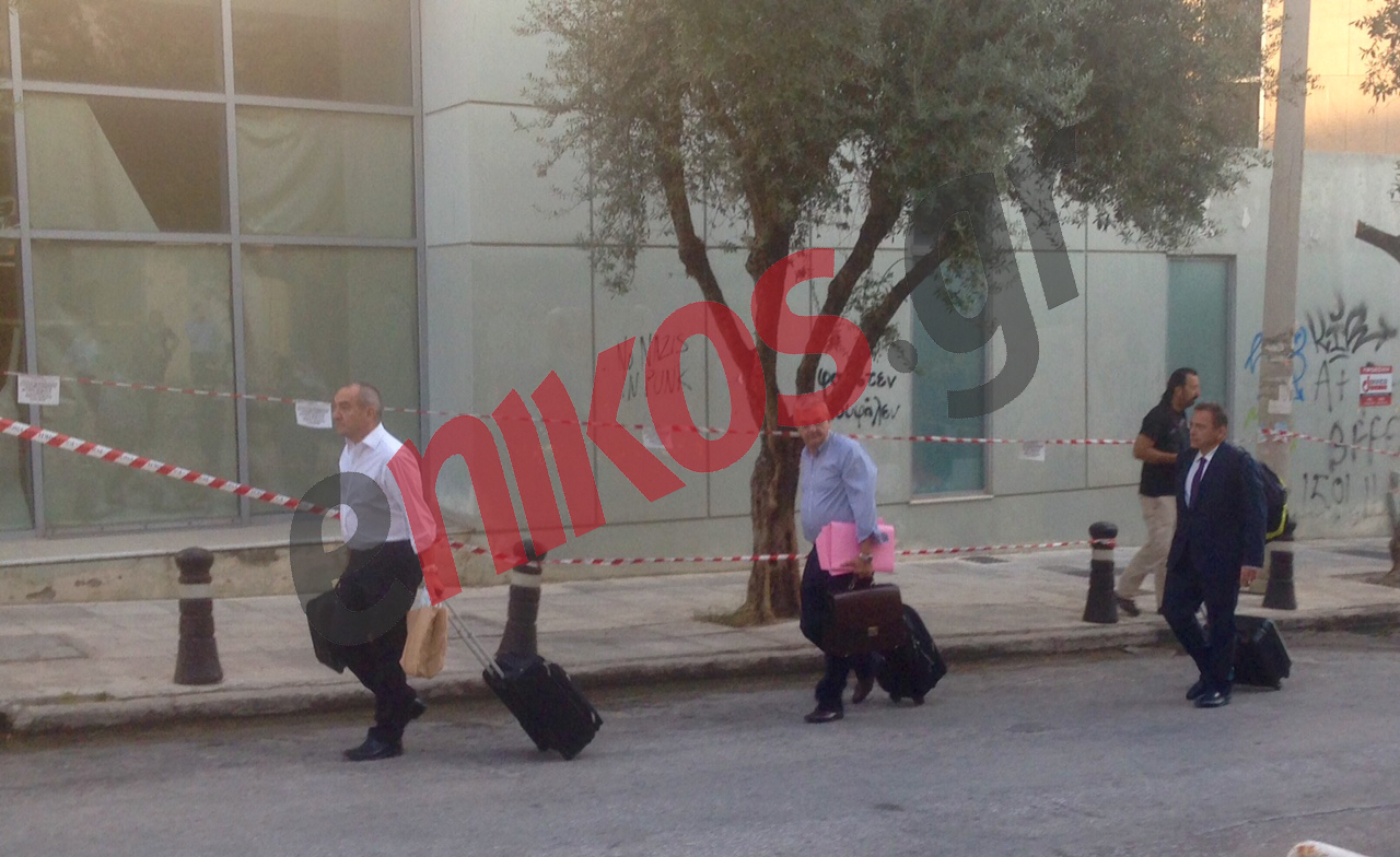 Με σακίδια και βαλίτσες έφτασαν οι υποψήφιοι για τις τηλεοπτικές άδειες – ΦΩΤΟ