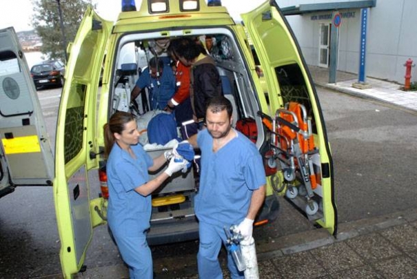 Πέντε ασθενοφόρα στο λιμάνι του Πειραιά για να παραλάβουν τραυματίες