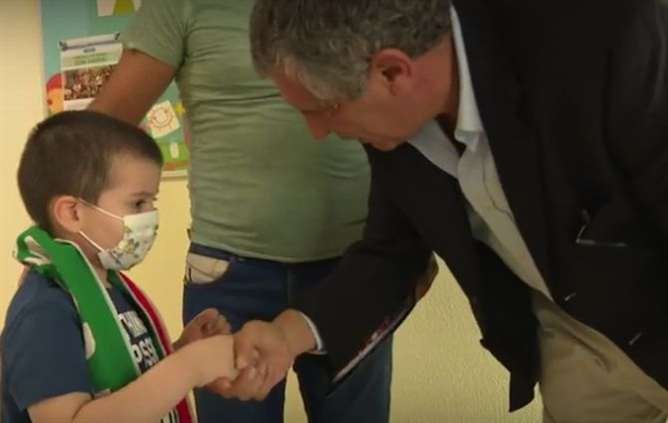 Ο Σάντος είναι δίπλα στα παιδιά που δίνουν μάχη για τη ζωή τους – ΒΙΝΤΕΟ