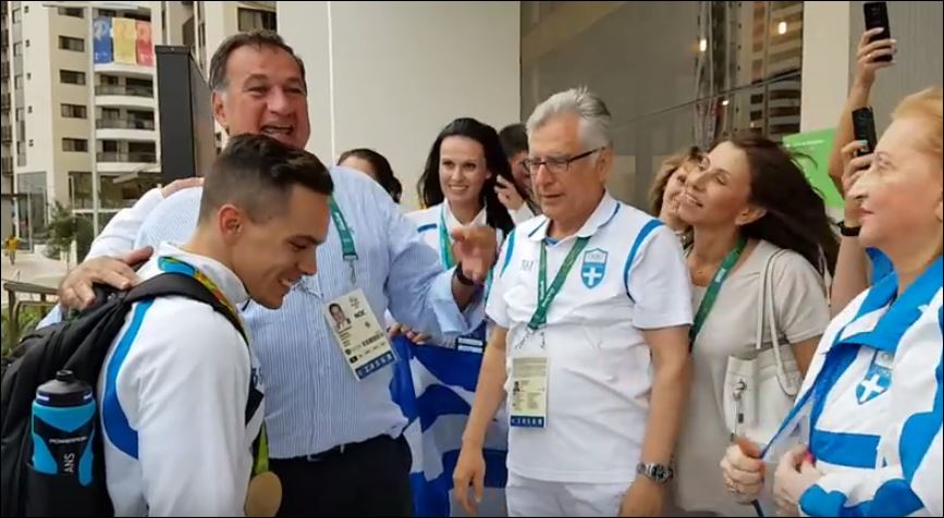 Χαμός στην υποδοχή του Πετρούνια στο Ολυμπιακό χωριό – ΒΙΝΤΕΟ