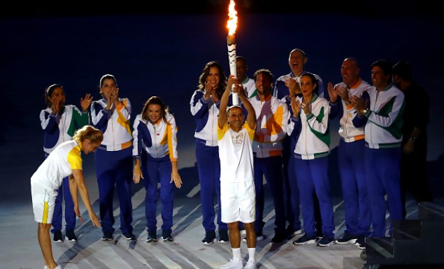 Ο αθλητής που το 2004 έχασε το χρυσό από σπρώξιμο θεατή, άναψε τον βωμό στο Ρίο – ΒΙΝΤΕΟ
