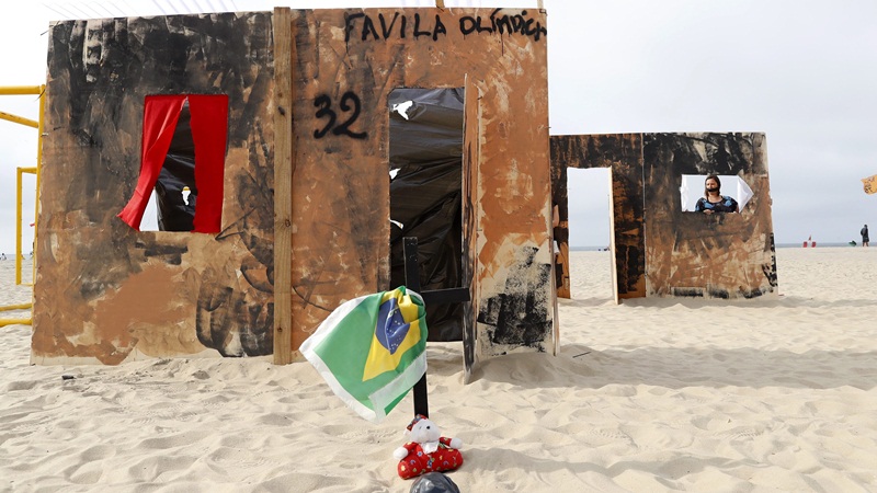 Αστυνομικοί διέλυσαν ψεύτικη φαβέλα ακτιβιστών στην Κοπακαμπάνα – BINTEO