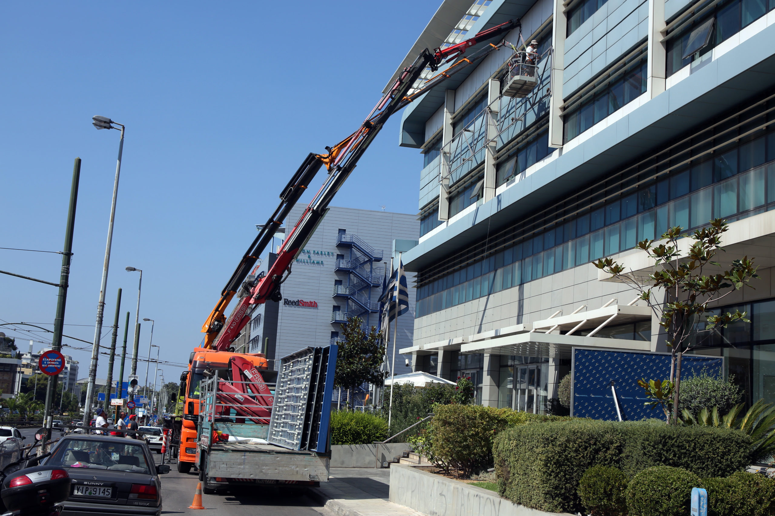 Γερανός αφαιρεί το σήμα της ΝΔ από το κτίριο της Συγγρού – ΒΙΝΤΕΟ
